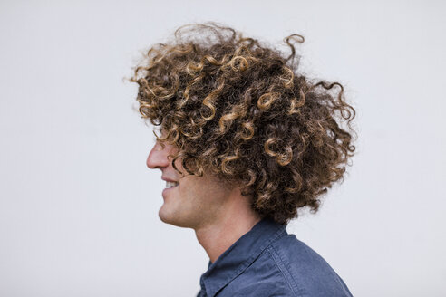 Profile of smiling man with curly hair - EBSF000836