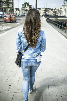 Niederlande, Amsterdam, Rückenansicht eines weiblichen Touristen auf dem Bürgersteig - RIBF000072