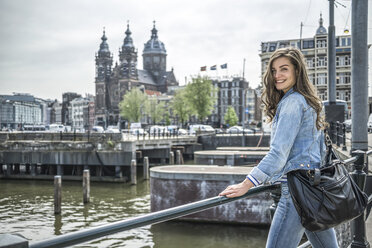 Niederlande, Amsterdam, Touristin vor dem Amstel-Fluss - RIBF000073