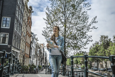 Niederlande, Amsterdam, Touristin mit Stadtplan - RIBF000084