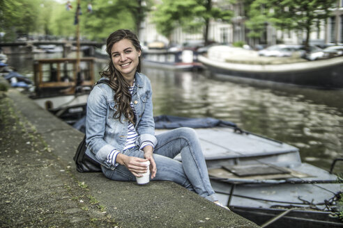 Niederlande, Amsterdam, Porträt einer Touristin, die sich ausruht - RIBF000086