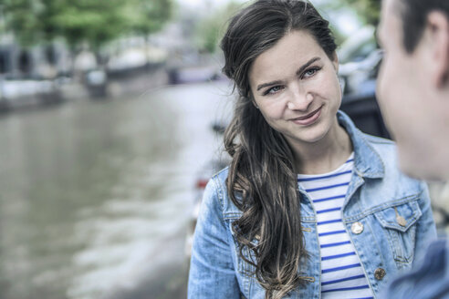 Niederlande, Amsterdam, Porträt einer lächelnden Frau von Angesicht zu Angesicht mit einem Mann - RIBF000093