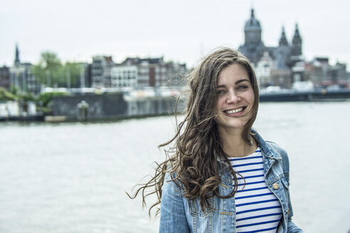 Niederlande, Amsterdam, Porträt einer lächelnden Touristin - RIBF000107
