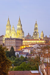 Spanien, Provinz Galicien, Santiago de Compostela, Blick auf die Kathedrale am Abend - MSF004584