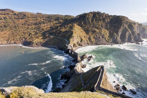 Spanien, Biskaya, Baskenland, Schritte zur San Juan de Gaztelugatxe, Kapelle auf einer Felseninsel - MSF004588