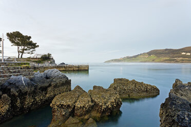 Spain, Basque Country, River mouth at Mundaka - MSF004590