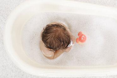 Badendes Mädchen in einer Wanne - DRF001638