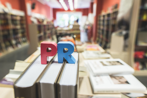 Briefe PR in einer Buchhandlung, lizenzfreies Stockfoto