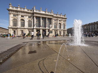 Italien, Piemont, Turin, Palazzo Madama, Springbrunnen im Vordergrund - LAF001400