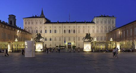 Italien, Piemont, Turin, Palazzo Reale am Abend - LA001405