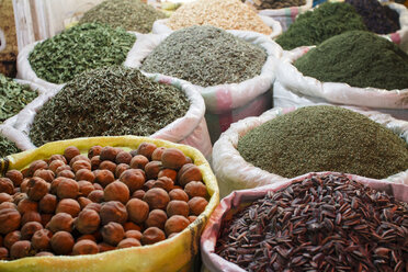 Iran, Isfahan, bags of different spices at grand bazaar - FLF001146