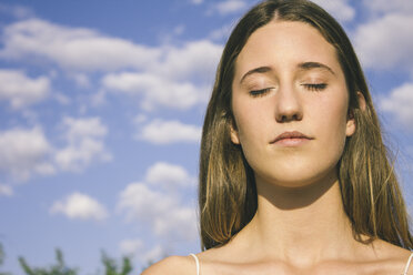 Porträt einer jungen Frau mit geschlossenen Augen - ABZF000079