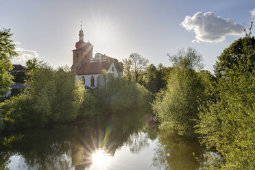 Deutschland, Bayern, Oberfranken, Fluss Main, Schloss Stroessendorf und Katharinenkirche - SIEF006591