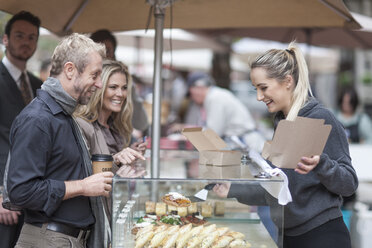 Menschen kaufen Lebensmittel auf dem Stadtmarkt - ZEF006573