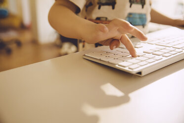 Der Finger eines kleinen Jungen tippt auf der Tastatur eines Computers - MFF001642