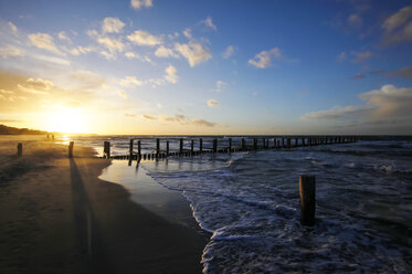 Deutschland, Mecklenburg-Vorpommern, Ostsee, Strand bei Sonnenuntergang - JTF000667