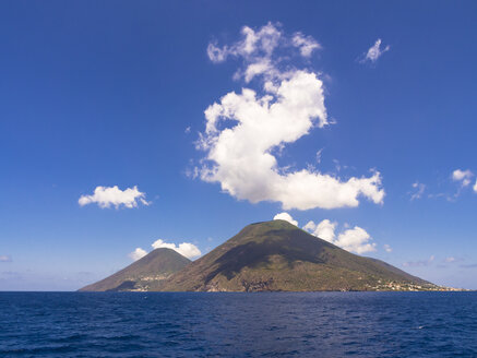 Italien, Sizilien, Äolische Inseln, Blick auf die Insel Salina - AMF004040