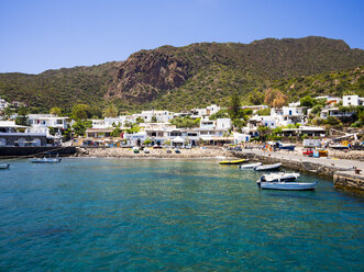 Italien, Sizilien, Äolische Inseln, Hafen von Panarea - AMF004039