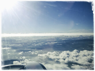 Blick aus dem Fenster eines Flugzeugs, Wolken, Polen - MSF004606