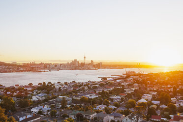 Neuseeland, Auckland, Skyline mit Sky Tower bei Sonnenuntergang - GWF004075