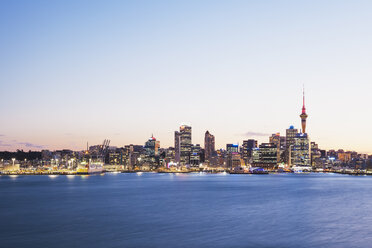 Neuseeland, Auckland, Skyline mit Sky Tower, blaue Stunde - GWF004077