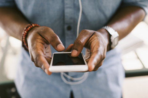 Mann hält Smartphone, lizenzfreies Stockfoto