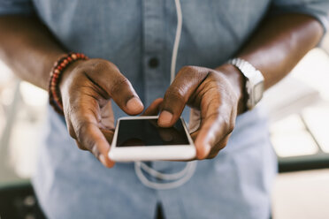 Man holding smartphone - EBSF000651