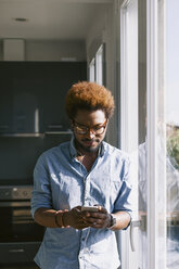 Young man listening to music from smartphone - EBSF000654