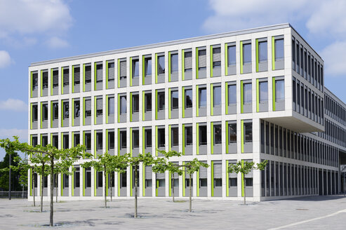 Deutschland, Dortmund, modernes Bürogebäude - GUF000112