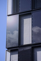 Deutschland, Dortmund, modernes Bürogebäude mit Solarzellen - GUF000113