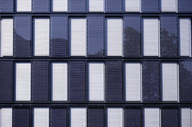 Deutschland, Dortmund, modernes Bürogebäude mit Solarzellen - GUF000114