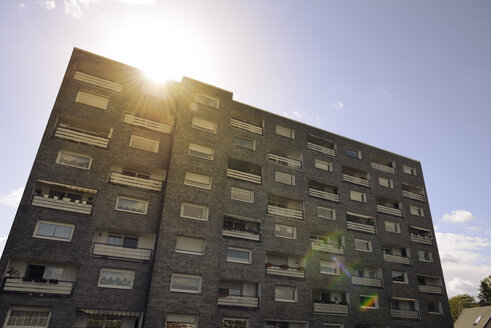 Germany, North Rhine-Westphalia, Mohnheim, apartment building from the 1970s against the sun - GUFF000115