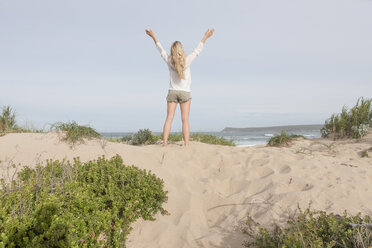 Südafrika, Kapstadt, Rückenansicht einer auf einer Stranddüne stehenden Frau - ZEF005279