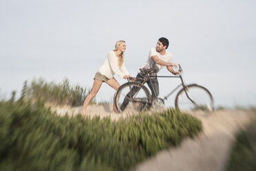 Junges Paar mit Fahrrad auf einer Stranddüne - ZEF005289