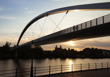 Niederlande, Maastricht, Maas und Hoge Brug bei Sonnenuntergang - FCF000685