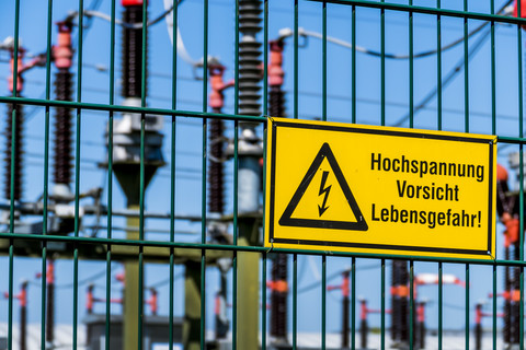 Elektrisches Umspannwerk, Warnschild, Hochspannung, lizenzfreies Stockfoto