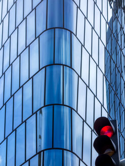 Rotes Licht und moderne Bürogebäude im Hintergrund, Konzept Gebäude einfrieren - EJWF000763