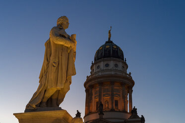 Germany, Berlin, Berlin-Mitte, Gendarmenmarkt square with statue of Friedrich Schiller and French Cathedral - FRF000261