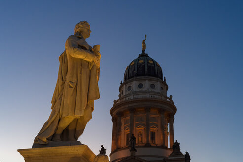 Deutschland, Berlin, Berlin-Mitte, Gendarmenmarkt mit Friedrich-Schiller-Statue und Französischem Dom - FRF000261