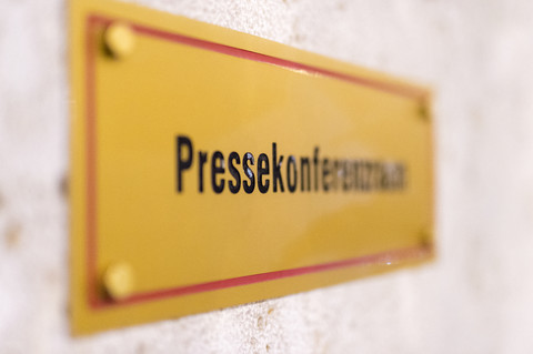 Deutschland, Berlin, Regierungsgebäude, Schild Medienkonferenz, lizenzfreies Stockfoto