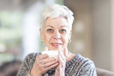 Porträt einer weißhaarigen älteren Frau, die eine Tasse hält - ZEF005499