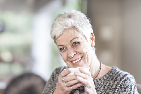 Portrait of white haired senior woman holding a cup - ZEF005500