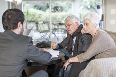 Älteres Paar zu Hause bei einem Treffen mit einem Verkäufer - ZEF005526