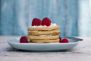 Pancakes with strawberries and cream on plate - SARF001825