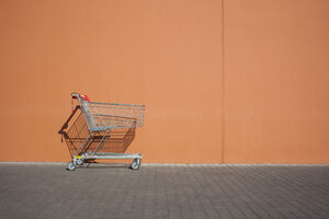Empty parked shopping cart - ZMF000391