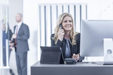 Frau im Büro beim Telefonieren - ZEF005585