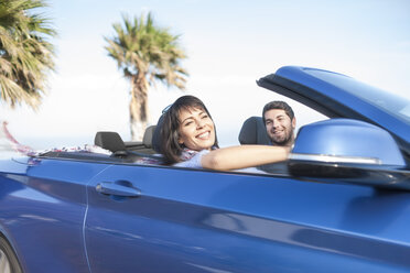 South Africa, happy couple in a convertible - ZEF005633