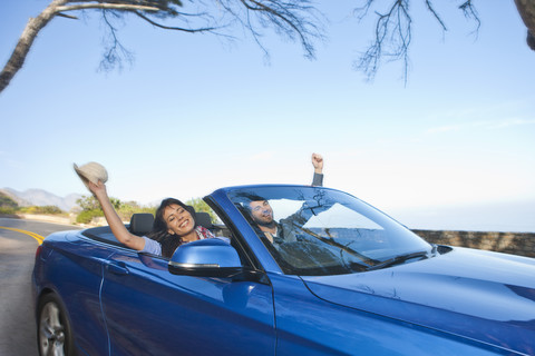Südafrika, glückliches Paar in einem Cabrio, lizenzfreies Stockfoto