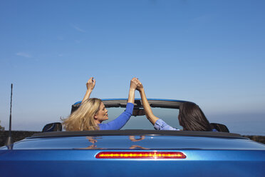 Südafrika, zwei Frauen Hand in Hand in einem Cabrio - ZEF005695