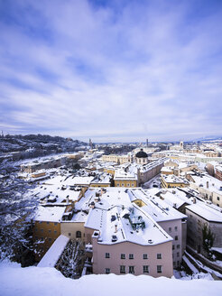 Österreich, Land Salzburg, Salzburg, Blick vom Kapuzinerberg über Neustadt mit Dreifaltigkeitskirche, Hotel Bristol und Schloss Mirabell - AMF004050